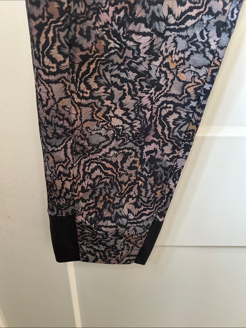 Athleta women’s Trekkie pant Patterned Pants in Black and Pink - Picture 3 of 6